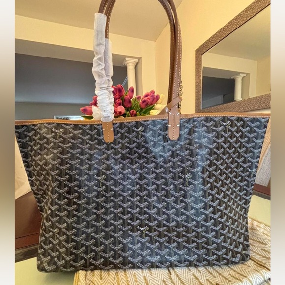 Stylish Gray Tote Bag with Tan Accents - Picture 10 of 12